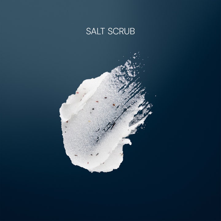 Elemis Frangipani Monoi Salt Glow 490 g eksfolierende body scrub med hvit kornete tekstur og teksten Salt Scrub