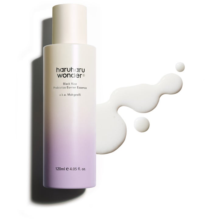 haruharu wonder Black Rice Probiotics Barrier Essence 120 ml styrkende essence i lilla flaske med hvit kremet tekstur