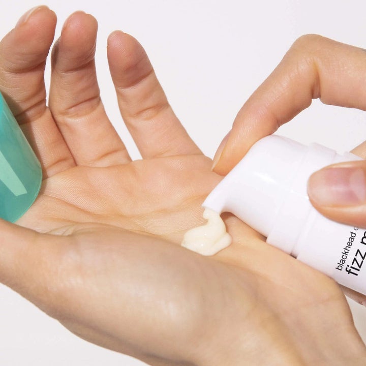 Dermalogica Clear Start Blackhead Clearing Fizz Mask mot hudormer pumpes ut som en hvit krem i håndflaten.