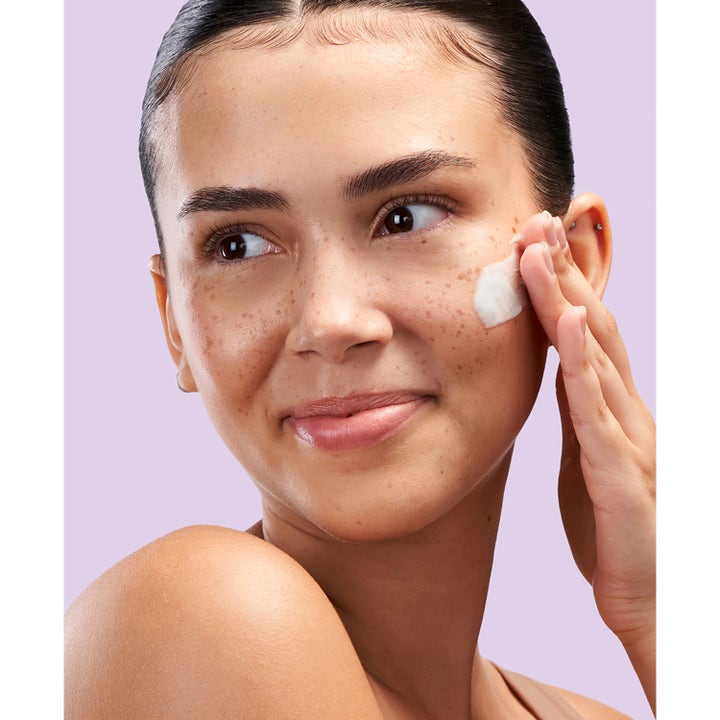 Exuviance Pro-Plump Hydrating Cream 45 g fuktighetsgivende ansiktskrem som gir fuktighet og påføres på kinnet.