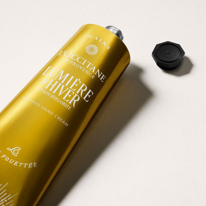 L'Occitane Shea Lumiére D’Hiver 150 ml fuktighetsgivende håndkrem i gullfarget tube med sort åttekantet kork