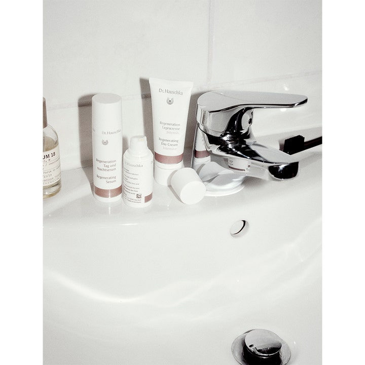 Dr. Hauschka Regenerating Day Cream 40 ml regenererende ansiktskrem i hvite tuber ved en blank servant