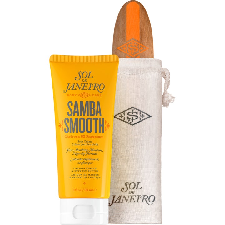 Sol de Janeiro Samba Smooth 90 ml mykgjørende fotkrem i gul tube med hvit kork sammen med tøypose og fotfil i tre