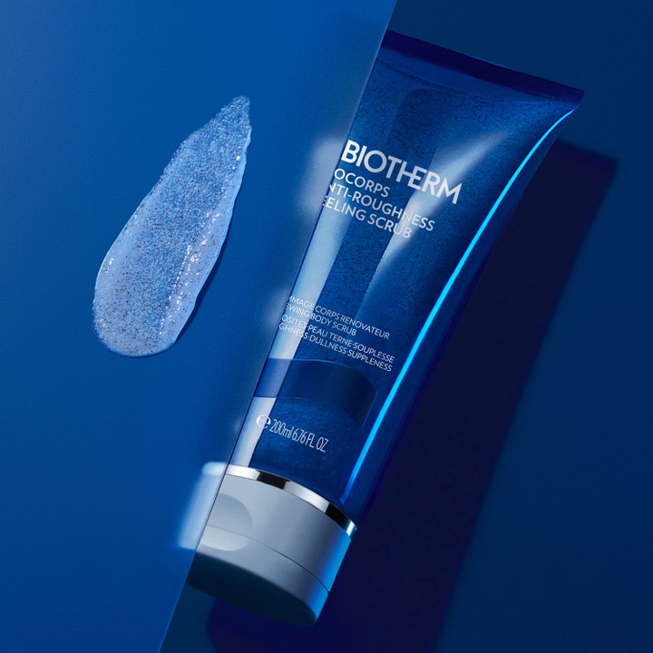 Biotherm Biocorps Body Scrub 200 ml eksfolierende kroppsskrubb i blå tube med geltekstur og mørke korn