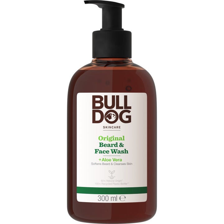 Bulldog Original Beard & Face Wash 300 ml er en rensende skjeggvask med aloe vera i mørkebrun plastflaske med pumpe.
