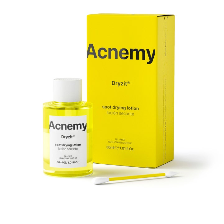 Niche Beauty Lab Acnemy Dryzit 30 ml spot treatment mot kviser i gul flaske med gul eske og en bomullspinne