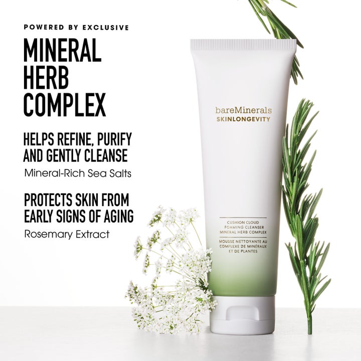 bareMinerals Skinlongevity 120 ml rengjøringsskum i hvit og grønn tube med rosmarin som renser og beskytter huden.