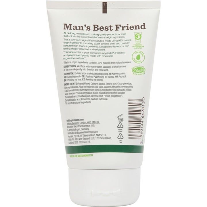 Bulldog Scrub & Soothe 225 ml eksfolierende ansiktsskrubb baksiden av hvit tube med ingrediensliste og vegansk logo