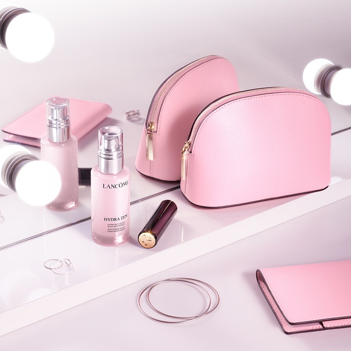 Lancôme Hydra Zen Liquid Moisturizer 50 ml beroligende dagkrem i rosa pumpeflasker ved matchende sminkemapper og lys