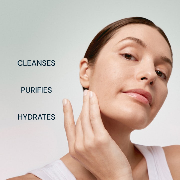 Elemis Pro-Collagen Hydrating Cleansing Mousse 125 ml rens som gir fuktighet. Kvinne med tekstene cleanses, purifies, hydrates.