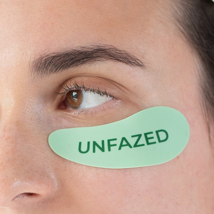 Blik Reusable Eye Masks Green 1 stk øyemasker påført under øyet i lysegrønn farge med teksten UNFAZED