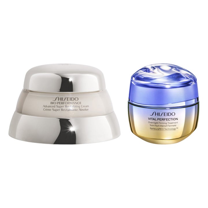 Shiseido Bio-Performance og Vital Perfection nattkrem som gir spenst i krukker av sølv og lilla glass.