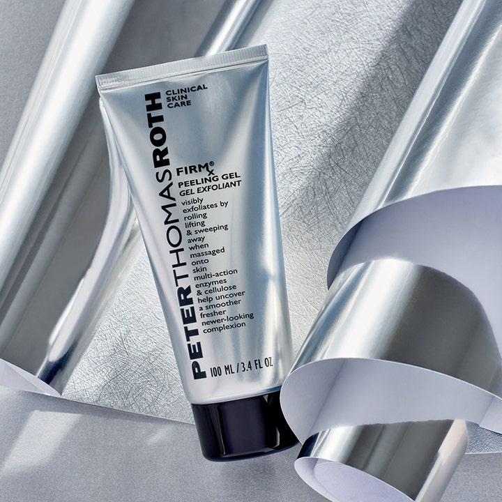 Peter Thomas Roth Firmx Peeling Gel 100 ml eksfolierende ansiktsskrubb i sølvtube på metallisk bakgrunn