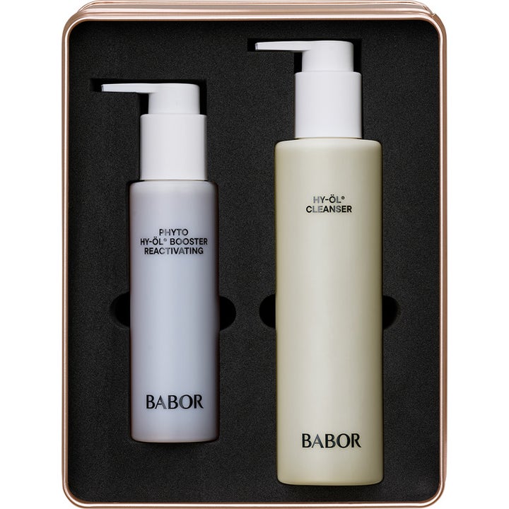 Babor Hy-Öl Cleanser og Phyto Booster Reactivating rensesett gir huden glød i to pumpeflasker i en metalleske.