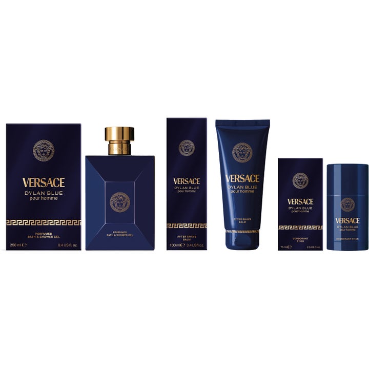 Versace Pour Homme Dylan Blue 250 ml dusjsåpe i mørkeblå flaske med gullkork vist sammen med balm og deodorant.