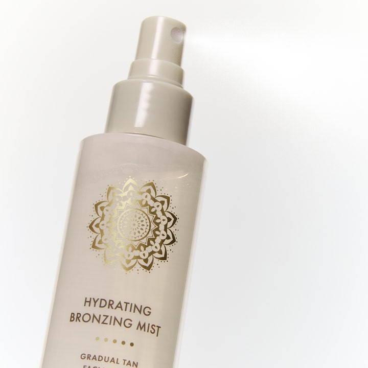Bronza Hydrating Bronzing Mist Coconut 100 ml selvbruning i beige flaske som sprayer en fin fuktighetsgivende tåke.
