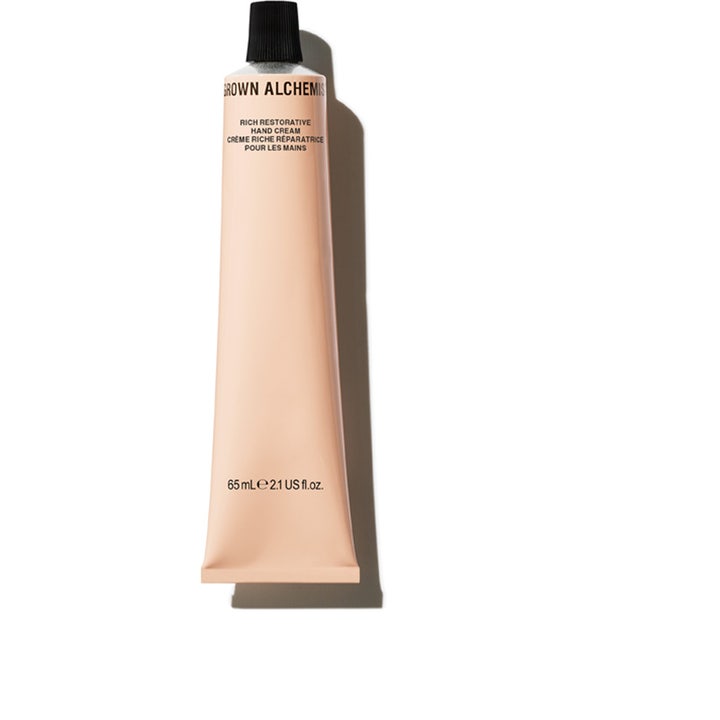 Grown Alchemist Rich Restorative Hand Cream 65 ml pleiende håndkrem i en ferskenfarget tube med sort kork.