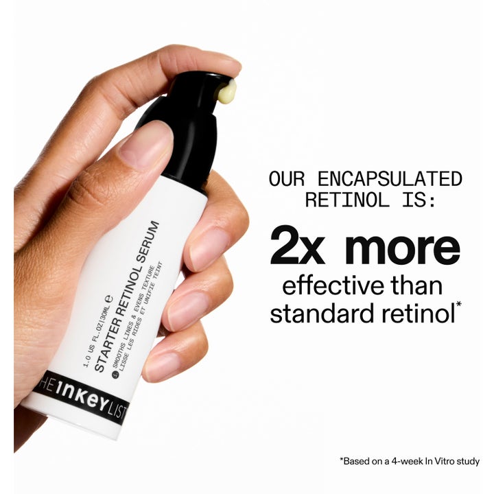 The INKEY List Starter Retinol Serum 30 ml hudpleie som jevner ut linjer vist i hand med pumpeflaske