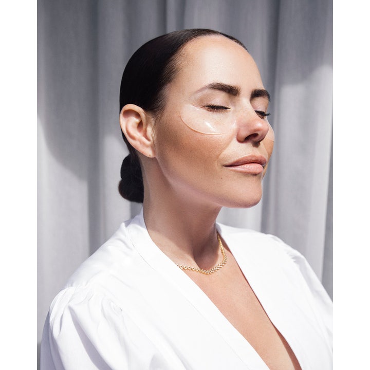 Bioeffect Imprinting Eye Mask 8 stk øyekur som gir fuktighet vist på kvinne med klare hydrogelmasker.