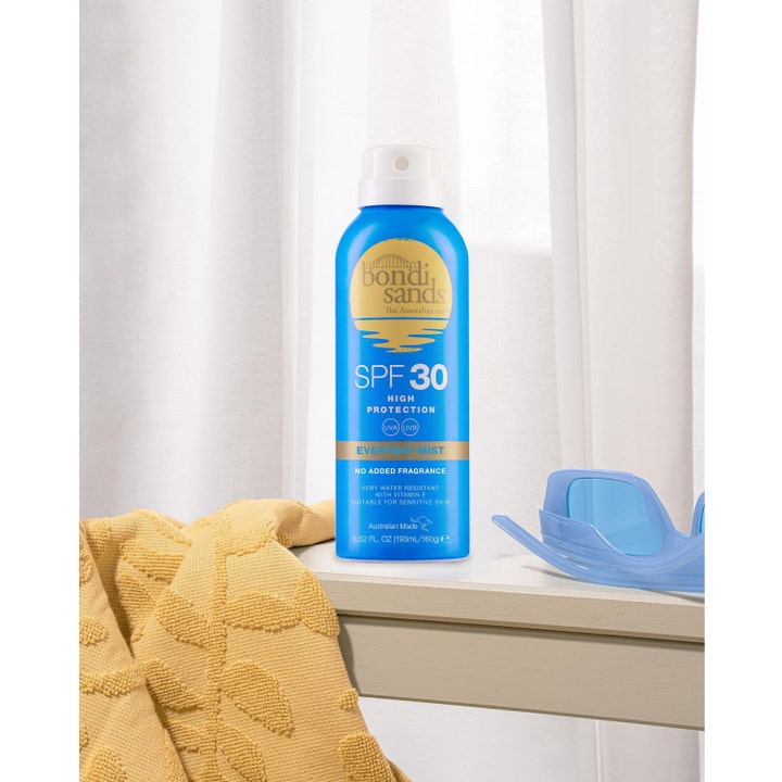 Bondi Sands SPF30 Everyday Aerosol Mist Spray 160 g vannresistent solkrem i blå sprayflaske med solbriller.