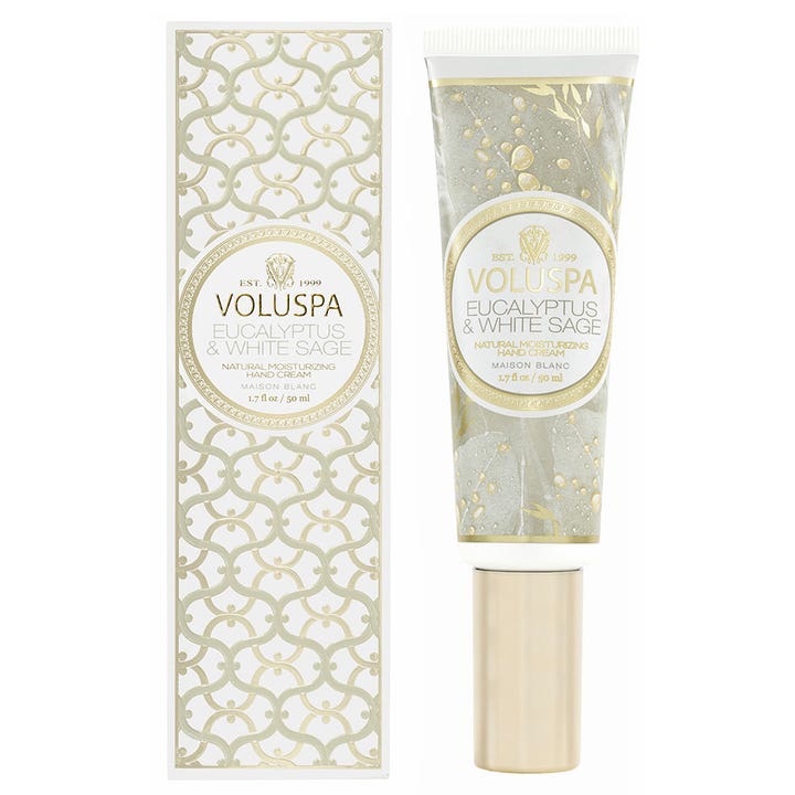 Voluspa Eucalyptus & White Sage 50 ml fuktighetsgivende håndkrem i mønstret tube og eske med detaljer i gull og salviegrønt