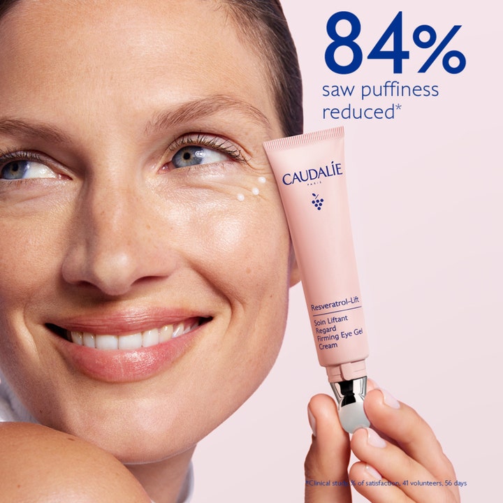 Caudalie Resveratrol-Lift Firming Eye Gel Cream 15 ml oppstrammende øyekrem mot hovne øyne i rosa tube vist på kvinne
