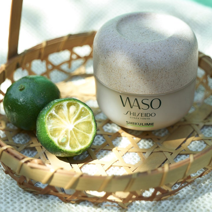 Shiseido Waso Hydrating Moist 50 ml fuktighetskrem i krukke ved siden av grønn lime i en flettet kurv
