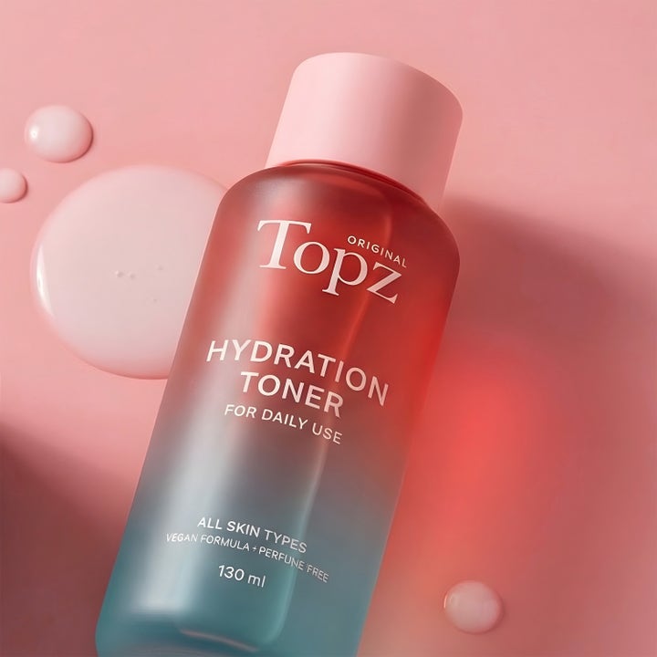 Topz Daily Face Toner 130 ml fuktgivende toner i rød og blå gradientflaske med rosa kork og dråper.