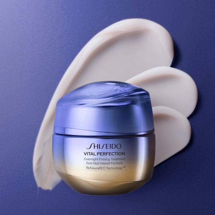 Shiseido Vital Perfection Advanced Overnight Treatment 50 ml oppstrammende nattkrem i lilla krukke med fyldige tekstursveip.