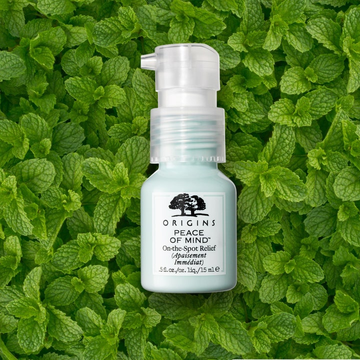 Origins Peace Of Mind 15 ml beroligende punktbehandling i lyseblå pumpeflaske mot friske mynteblader