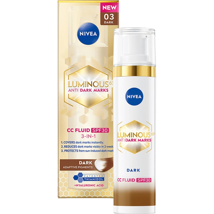 Nivea Luminous630 CC Fluid SPF30 Dark reduserer pigmentflekker i hvit pumpeflaske med gullelementer og matchende eske.