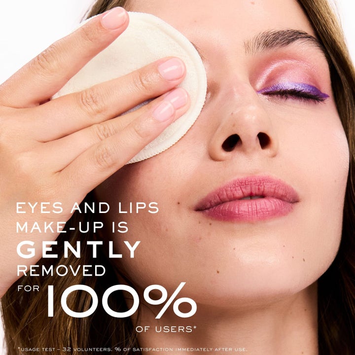 Nuxe Very Rose Biphase Makeup Remover 100 ml fjerner skånsomt øyesminke med en bomullspad