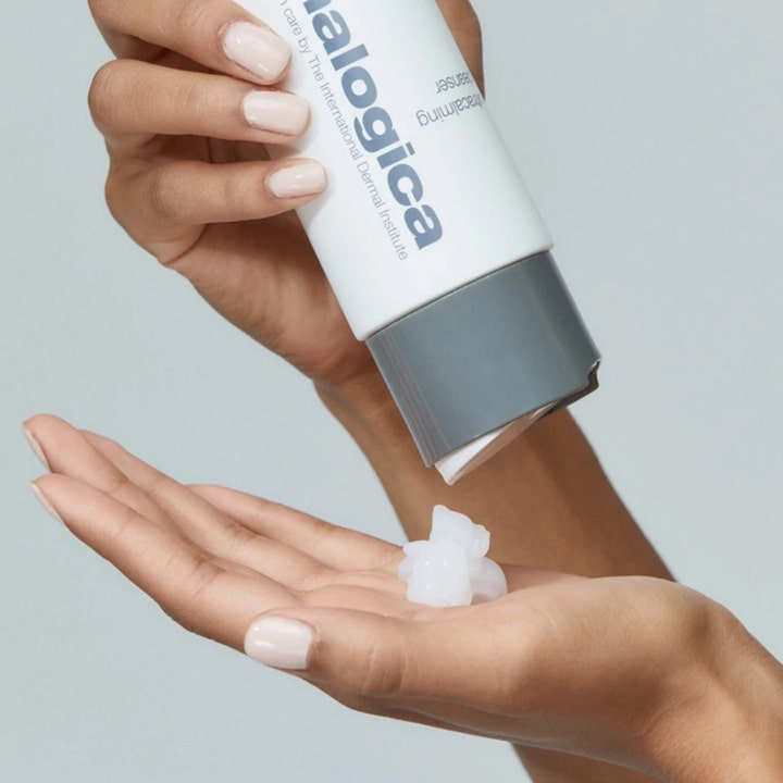 Dermalogica UltraCalming Cleanser 250 ml beroligende ansiktsrens med hvit gel-tekstur som klemmes ut i en hånd