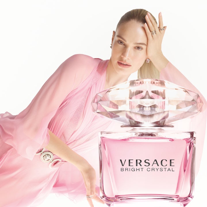 Versace Bright Crystal 50 ml deostick i rosa glassflakong med krystallmønstret lokk og modell i rosa kjole