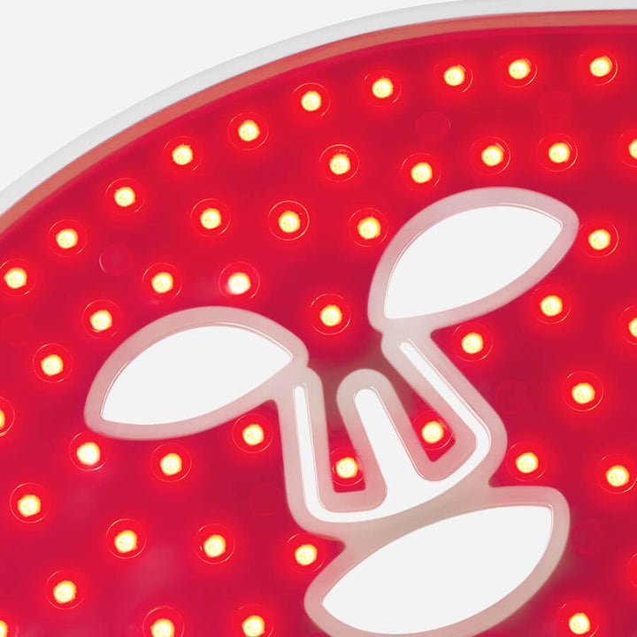 Currentbody Skin LED Light Therapy Face Mask Series 1 hudpleie som gir glød med nærbilde av røde LED lys i hvit silikon