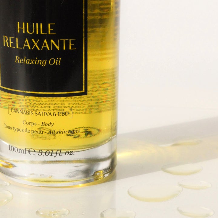 Codage Paris Relaxing Oil 100 ml pleiende kroppsolje med Cannabis Sativa og CBD i glassflaske med gylne dråper.