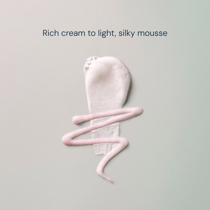 Elemis Pro-Collagen Hydrating Cleansing Mousse 125 ml ansiktsrens viser rosa krem som blir til et lett og luftig hvitt skum.