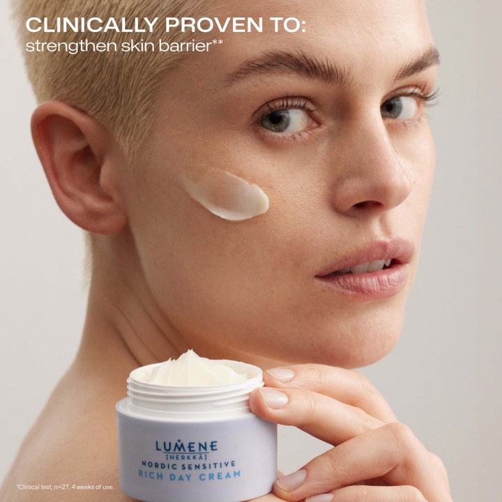 Lumene Nordic Sensitive Rich Day Cream 50 ml beroligende dagkrem i krukke påført ansiktet til en kvinne