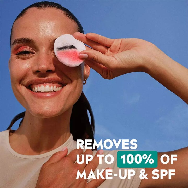 NIVEA Derma Skin Clear Micellar Water 400 ml som fjerner sminke og SPF vist med bomullspad