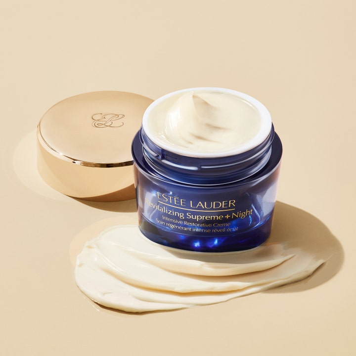 Estée Lauder Revitalizing Supreme + Night Cream 50 ml gjenoppbyggende nattkrem i blå krukke med fyldig tekstur.