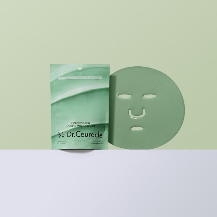 Dr. Ceuracle Expert Spirulina Cooling Modeling Mask 30 g kjølende ansiktsmaske i grønn pose ved siden av en maskeform