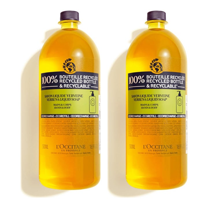 L'Occitane Verbena Liquid Soap 500 ml flytende såpe i to resirkulerte plastflasker fylt med klar gul væske.