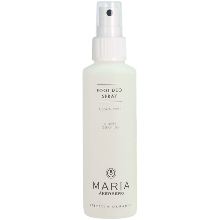 Maria Åkerberg Foot Deo Spray fotspray som motvirker lukt i en hvit flaske med praktisk spraydyse og klar kork.