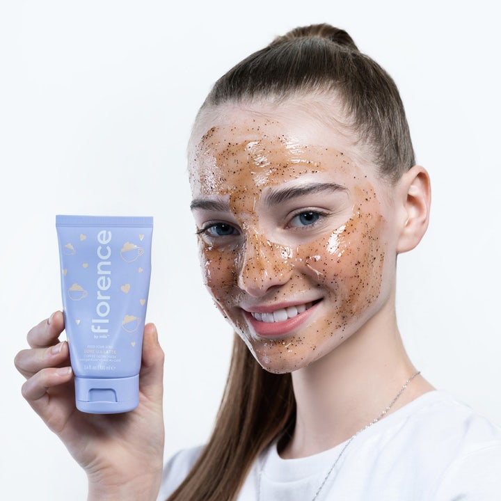 Florence by Mills Love U A Latte Coffee Mask 50 ml i tube påført ansiktet for en kaffebasert glød