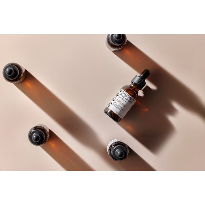 Some By Mi Galactomyces Pure Vitamin C Glow Serum 30 ml gir glød i mørke glassflasker med pipetter og lange skygger