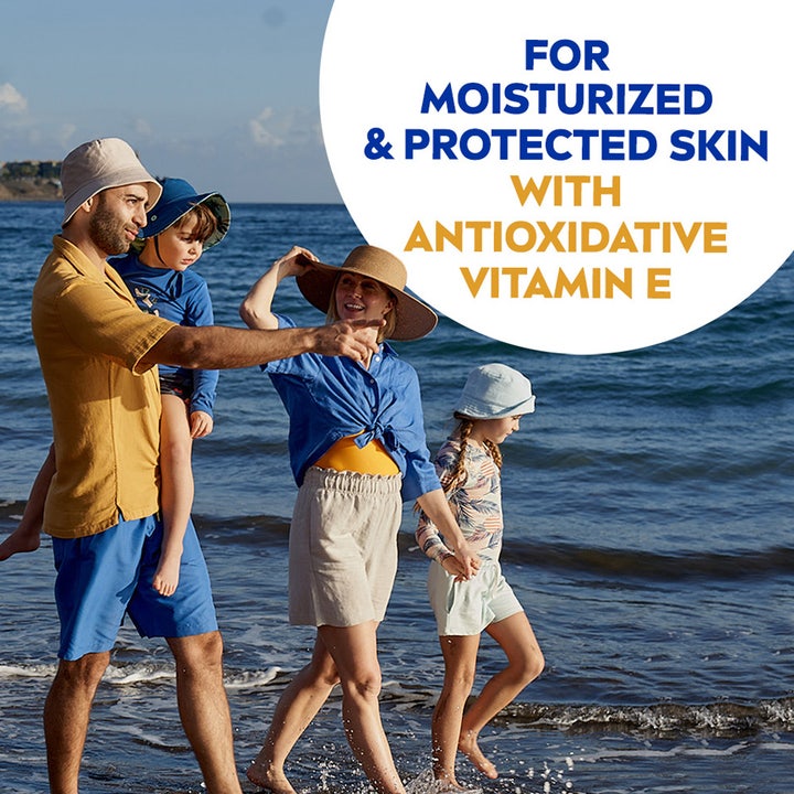 NIVEA Protect & Moisture Sun Lotion 200 ml solkrem med vitamin E beskytter og gir fuktighet til en familie på stranden.