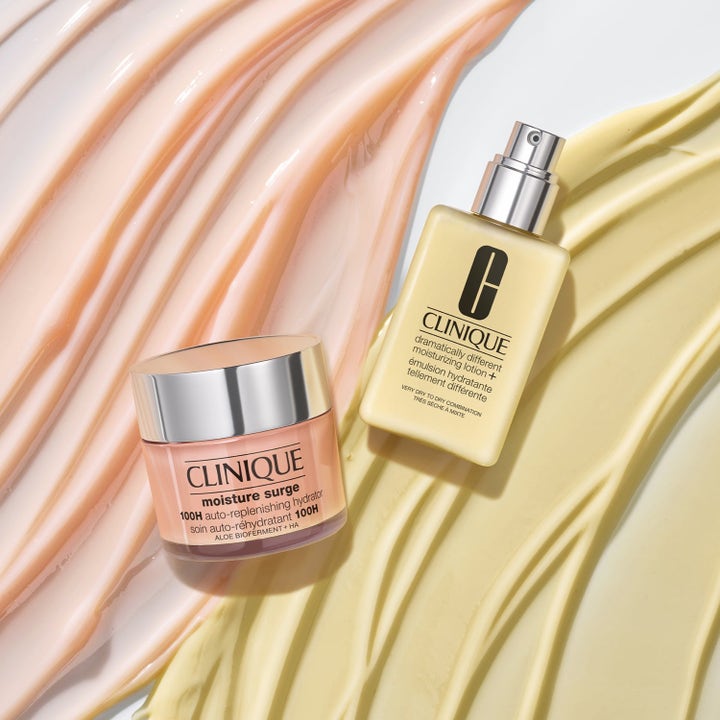 Clinique ansiktspleie med Moisture Surge krukke og Dramatically Different lotion på fargerik kremtekstur