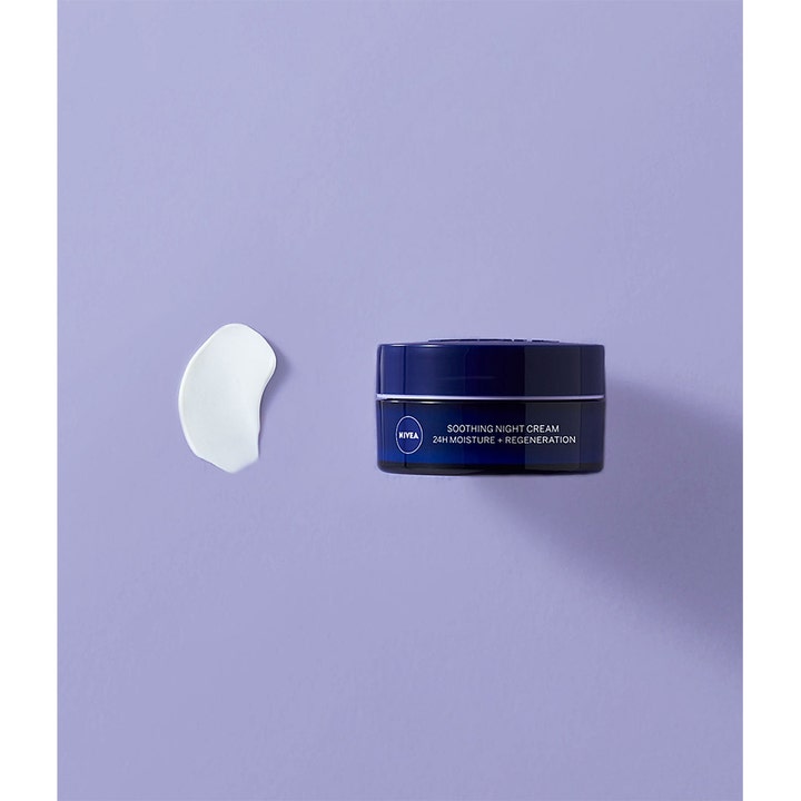 NIVEA Soothing Night Cream 50 ml beroligende nattkrem i mørkeblå krukke med hvit kremtekstur på lilla bakgrunn