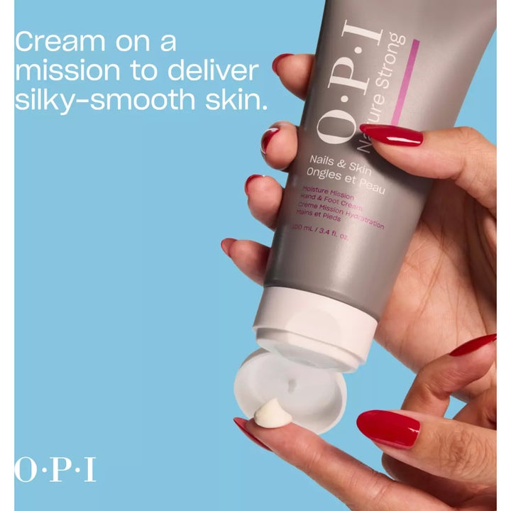 OPI Nature Strong Moisture Mission 100 ml fuktighetsgivende håndkrem og fotkrem i grå tube med hvit krem.