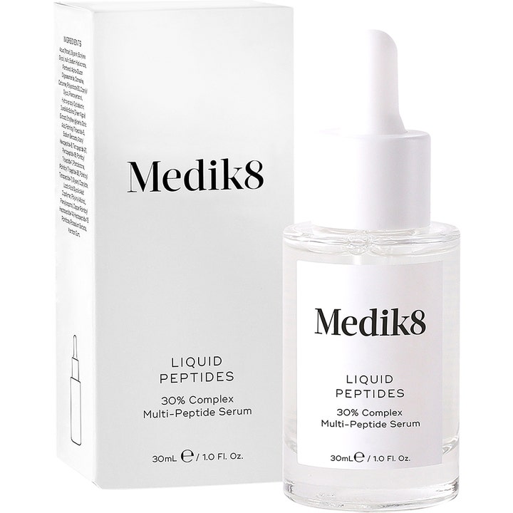 Medik8 Liquid Peptides 30 ml fuktighetsgivende serum i klar glassflaske med hvit pipette og hvit eske.